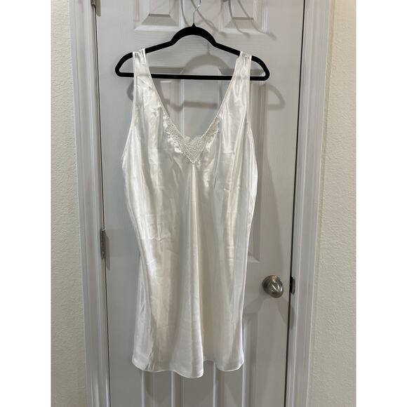 Sofia By Delicates Nightgown Embroidered Neckline Size 1X Ivory - Picture 1 of 10